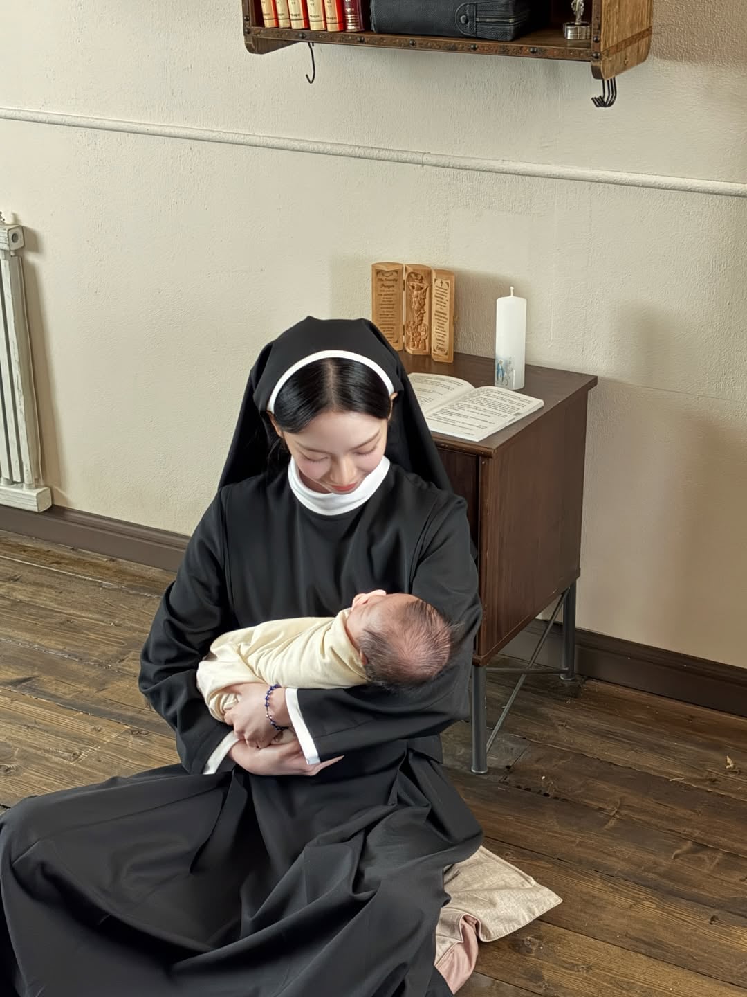 aespa Karina 化身修女餵嬰兒喝牛奶引網讚：「是聖誕節的恩典！」