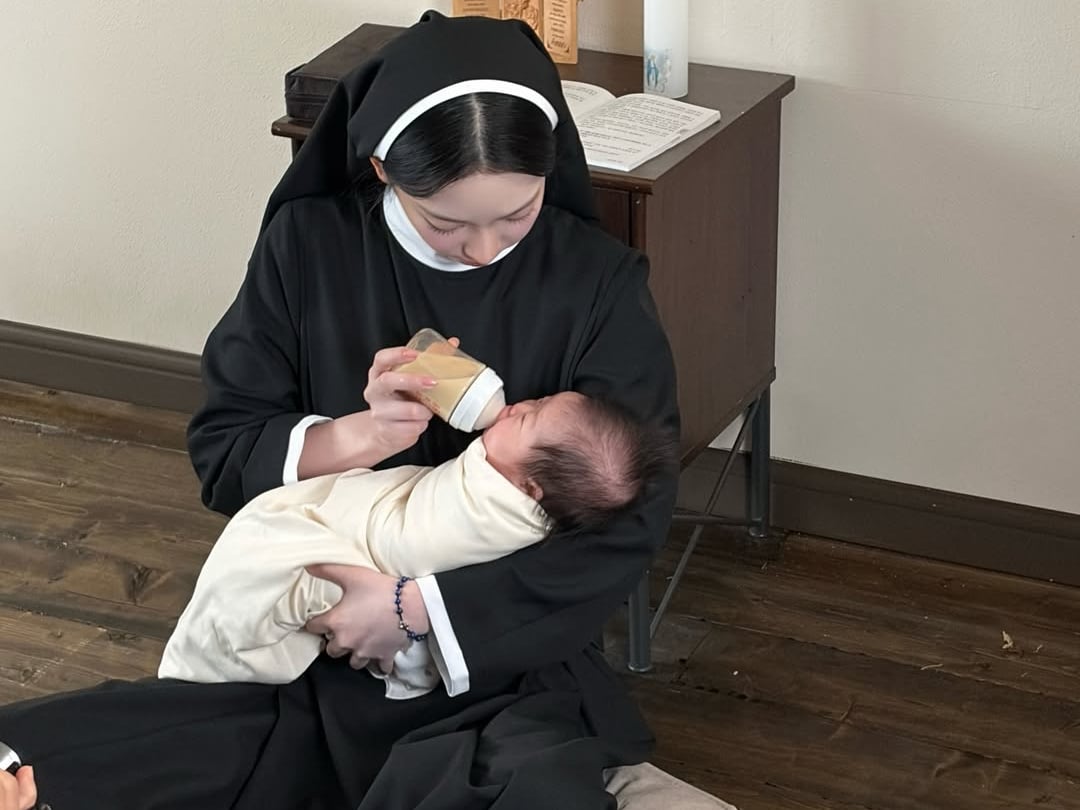 aespa Karina 化身修女餵嬰兒喝牛奶引網讚：「是聖誕節的恩典！」