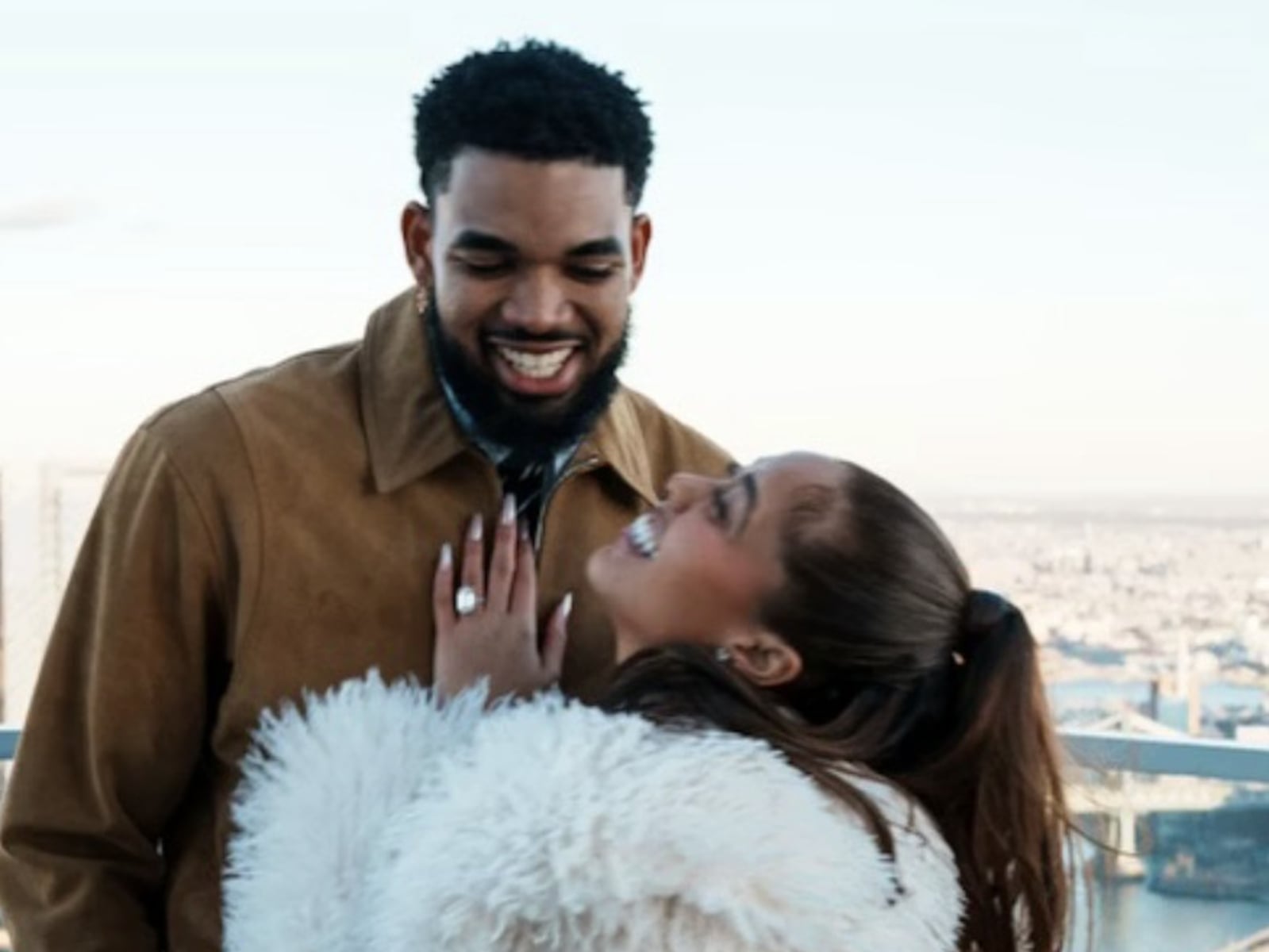 NBA 球星卡爾安東尼唐斯 Karl-Anthony Towns 浪漫求婚成功！交往五年女友喬丁伍茲訂婚聖誕節！