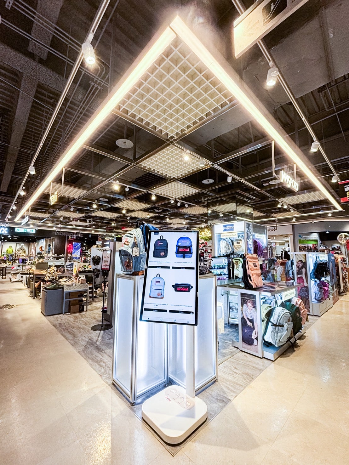 JanSport首間直營店 信義A11開幕 聯手《怪奇物語》最終季，把「顛倒世界」背在肩上