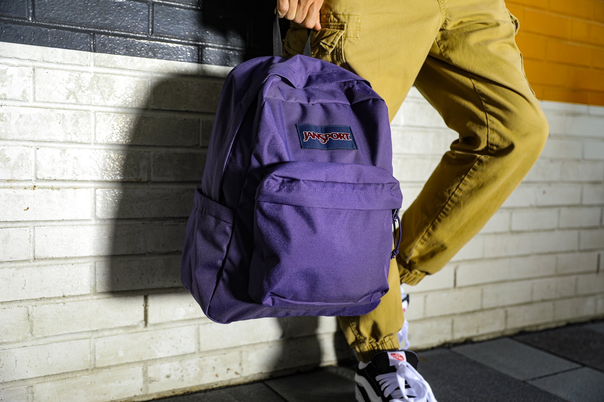 JanSport首間直營店 信義A11開幕 聯手《怪奇物語》最終季，把「顛倒世界」背在肩上