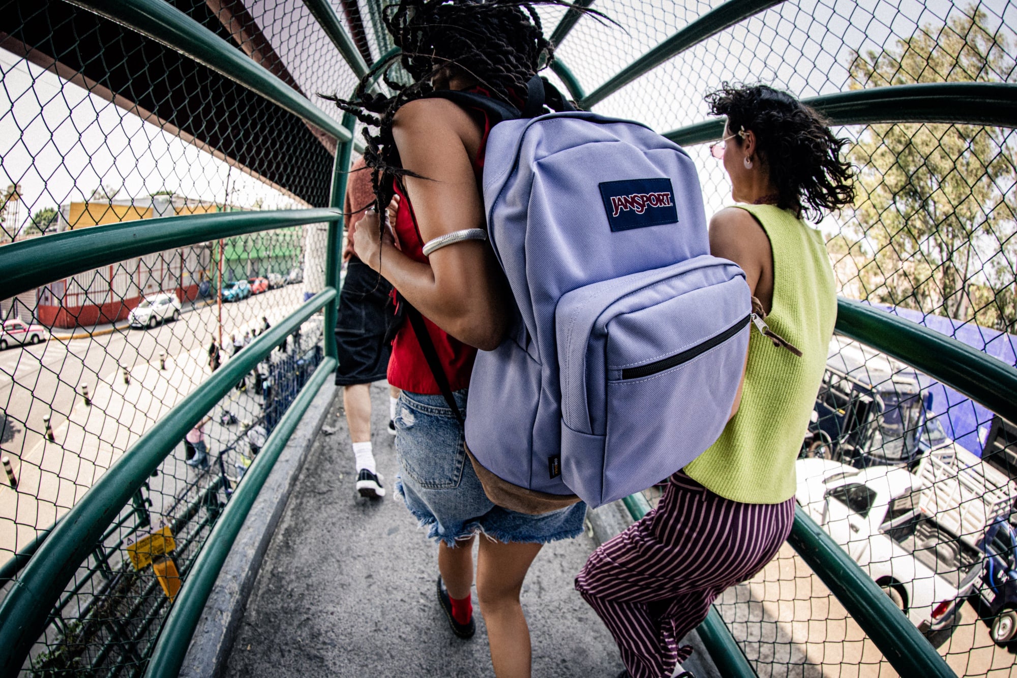 JanSport首間直營店 信義A11開幕 聯手《怪奇物語》最終季，把「顛倒世界」背在肩上