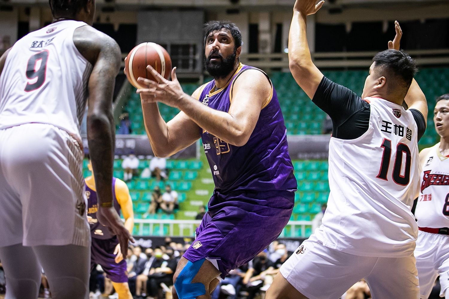 TPBL／辛巴 Sim Bhullar 回歸新竹御嵿攻城獅！重披 35 號紫衣戰袍再戰台籃！
