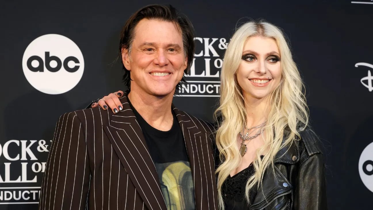 金凱瑞 Jim Carrey 《鬼靈精》演過頭險釀災！泰勒摩森還原驚險瞬間：「我真的差點摔下去！」