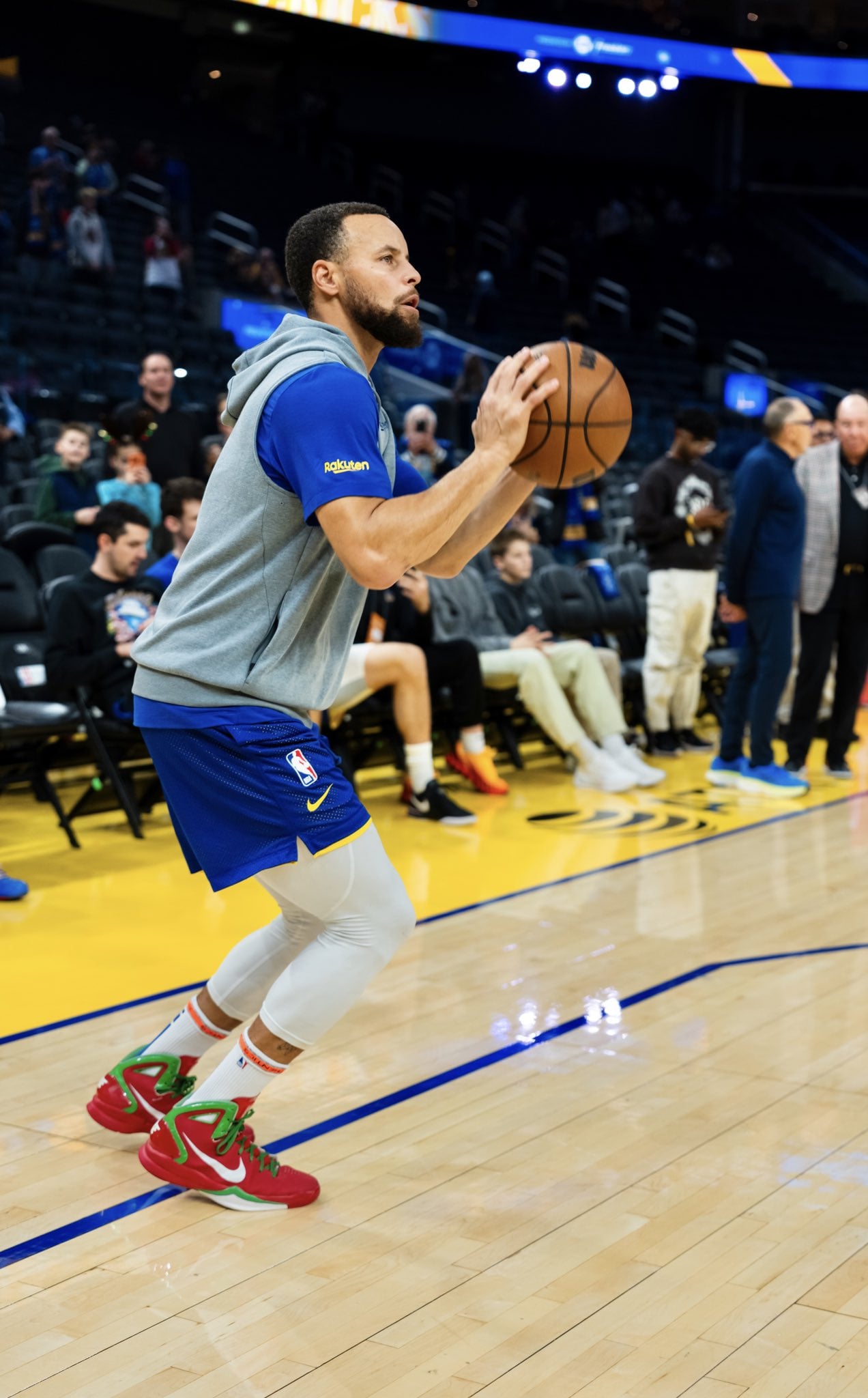 NBA／Stephen Curry 穿 Klay Thompson 簽名球鞋！聖誕大戰「浪花兄弟」重聚感動球迷！