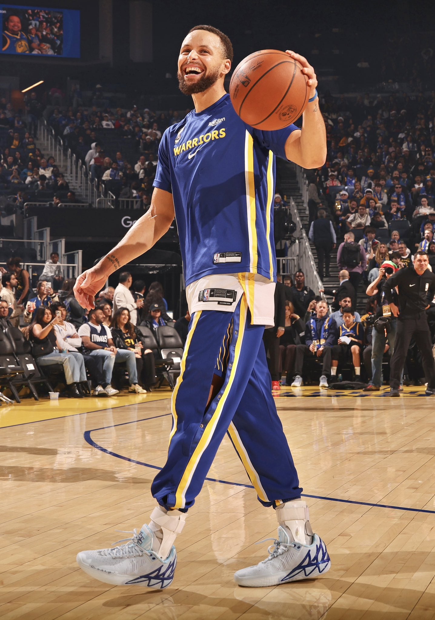 NBA／Stephen Curry 穿 Klay Thompson 簽名球鞋！聖誕大戰「浪花兄弟」重聚感動球迷！