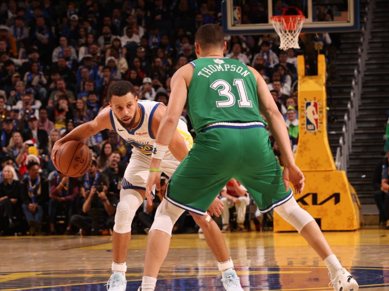 NBA／Stephen Curry 穿 Klay Thompson 簽名球鞋！聖誕大戰「浪花兄弟」重聚感動球迷！