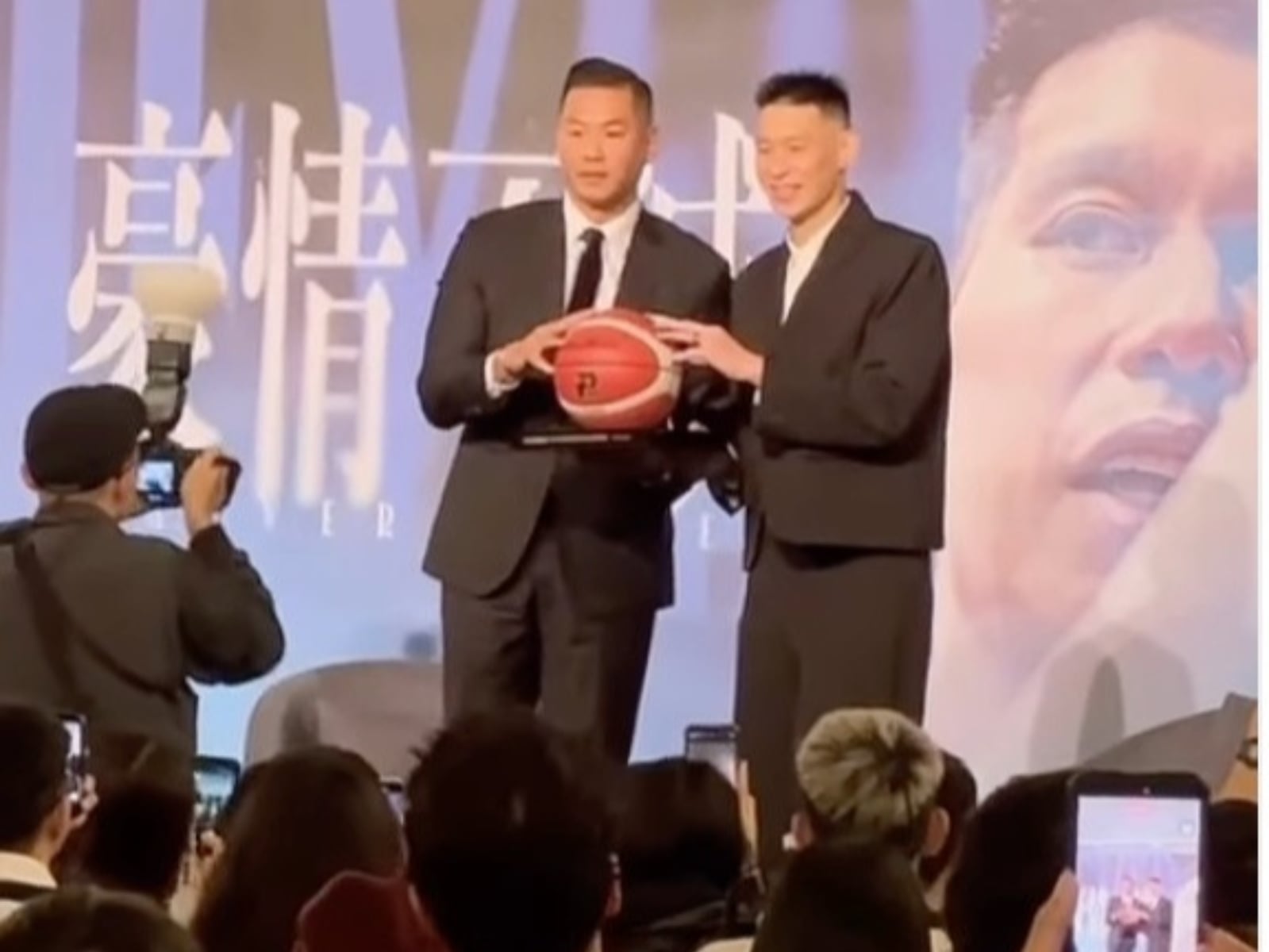 陳建州親送林書豪返台首場比賽用球！玩笑表示「不會換聯盟就丟吧！」