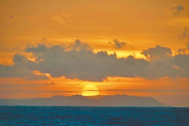 跨年要幹嘛？｜2026 元旦第一道曙光觀賞點推薦總整理：花蓮柏南山、屏東鵝鑾鼻燈塔⋯日出時間一次看！【街個有料】