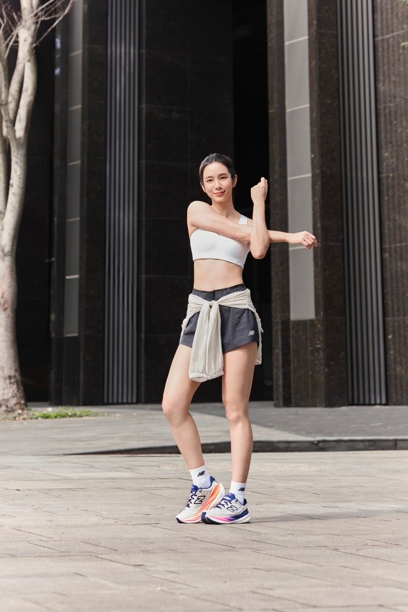New Balance 1080v15 跑鞋全新升級登場！温貞菱上腳演繹運動形象特輯美翻！