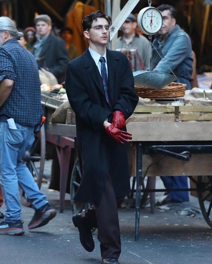 看完《橫衝直闖》想學甜茶 Timothée Chalamet 穿搭？盤點 8 款 50 年代風格單品，UNIQLO 就能全買到！