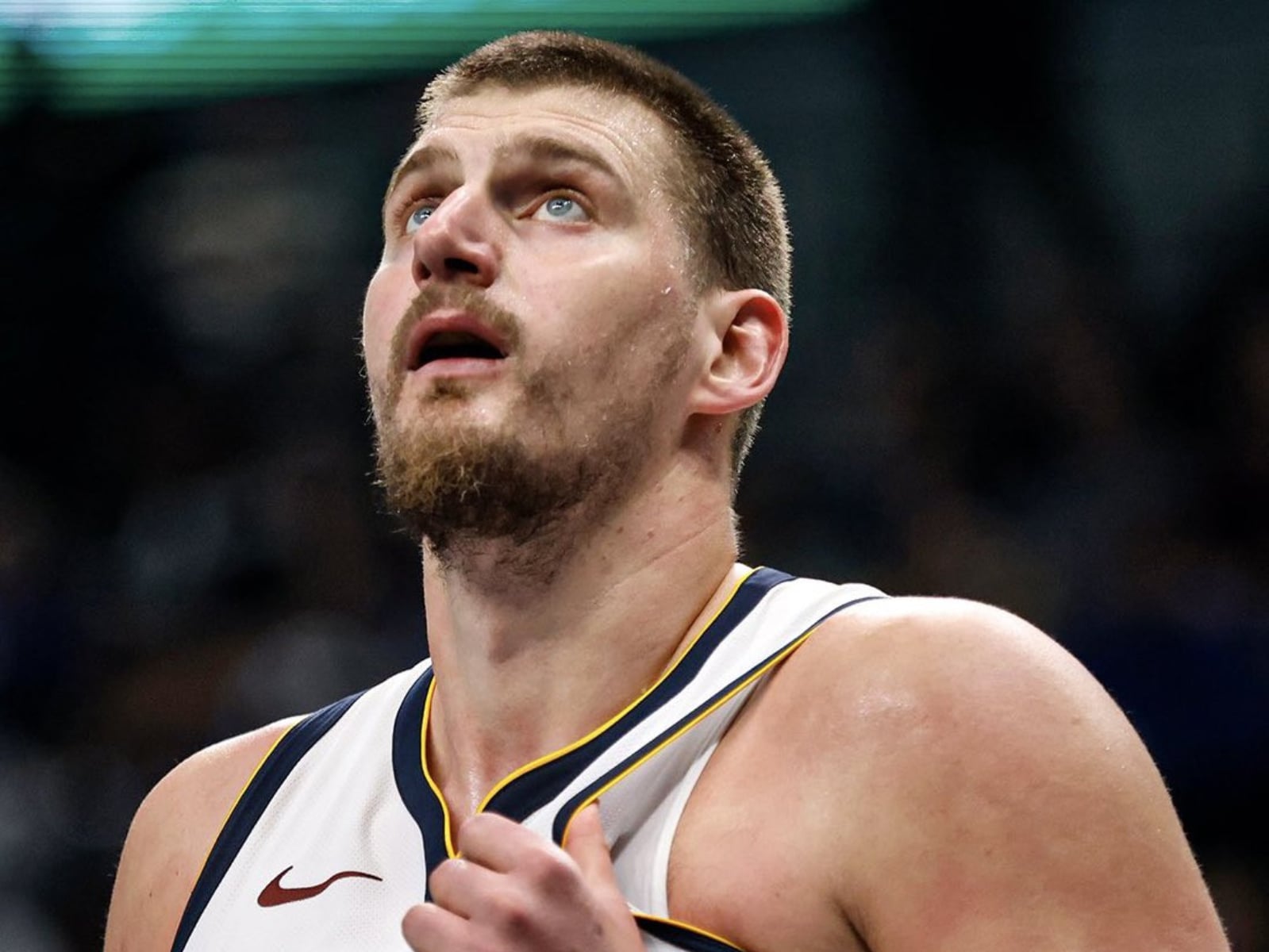 NBA／Nikola Jokic「遭隊友踩腳」左膝扭傷！金塊戰力將受到巨大重創！