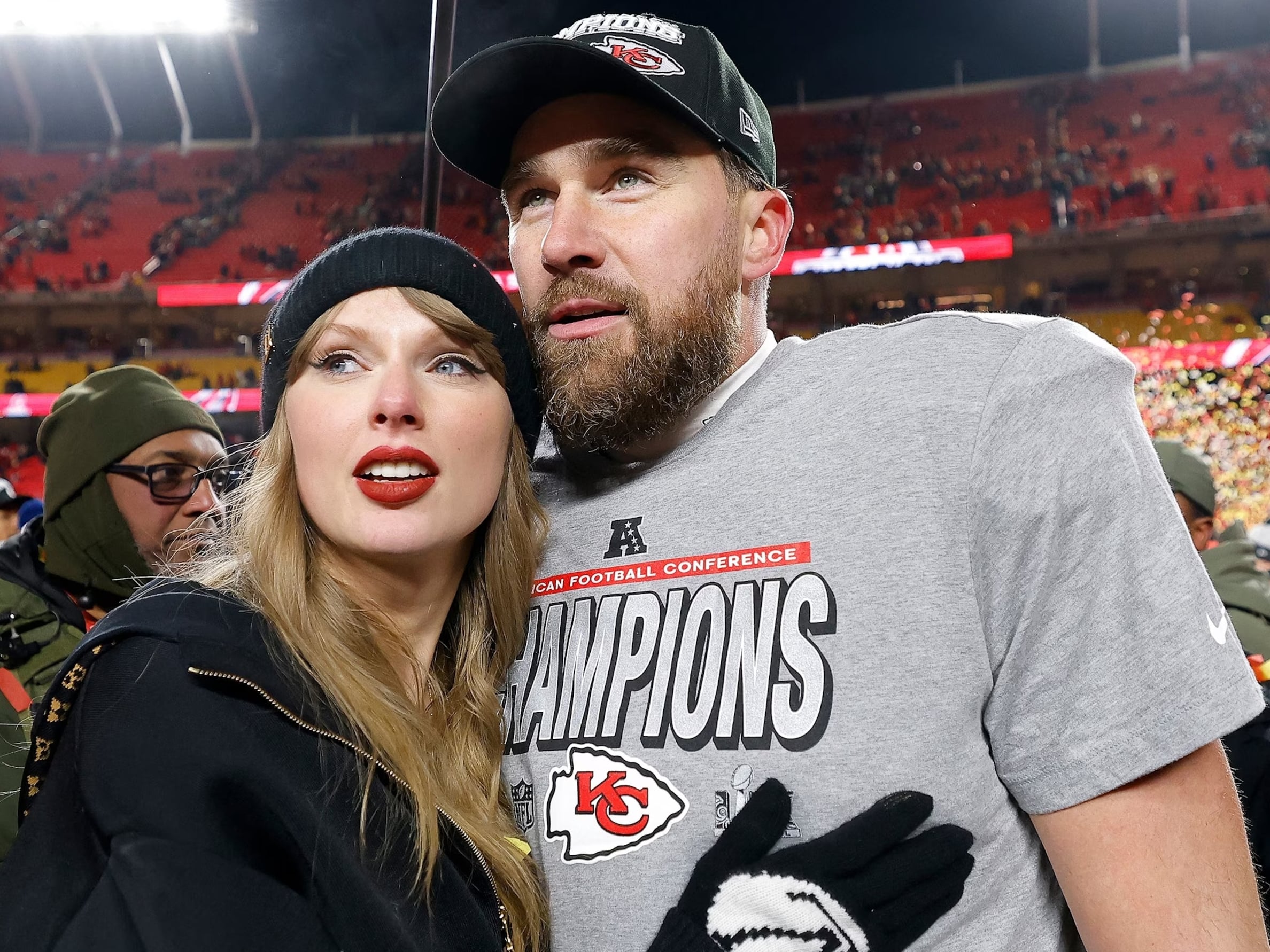 泰勒絲 Taylor Swift 現身力挺 Travis Kelce 球賽！賽後發錢給工作人員暖心舉動引熱議！