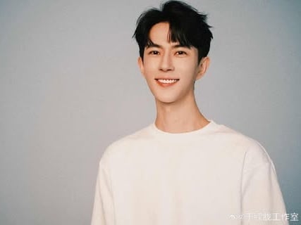 2025 全球百大帥哥排行出爐！于朦朧進前五，粉絲激動留言：「看到官方註解哭了！」