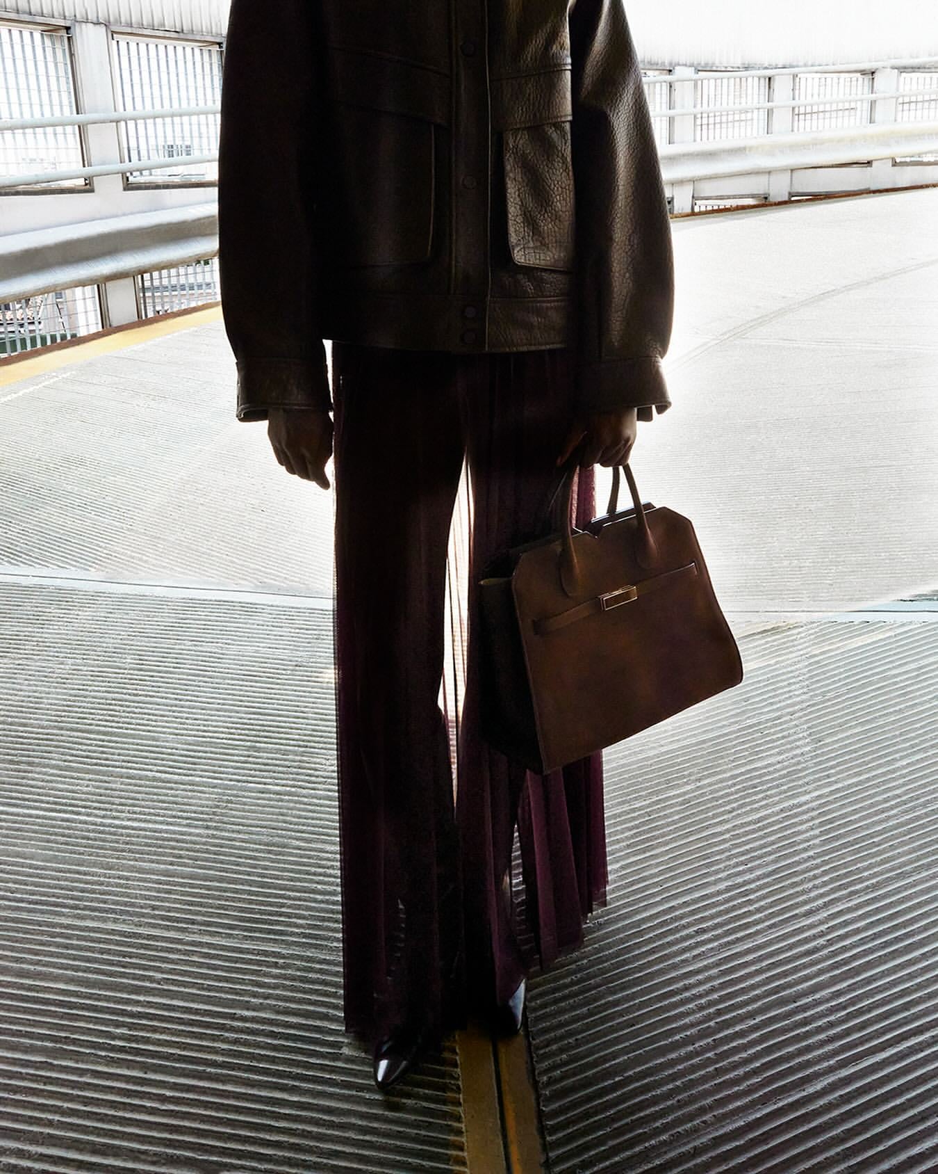 Valextra Milano Senso 秋冬新品包款登場|穿搭背法、柔軟設計、色選⋯一次看!【設計・潮】