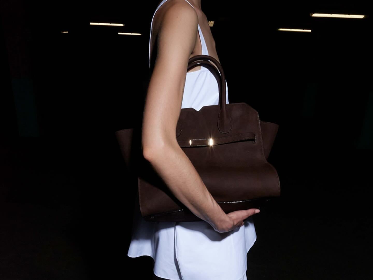 Valextra Milano Senso 秋冬新品包款登場｜穿搭背法、柔軟設計、色選⋯一次看！【設計・潮】