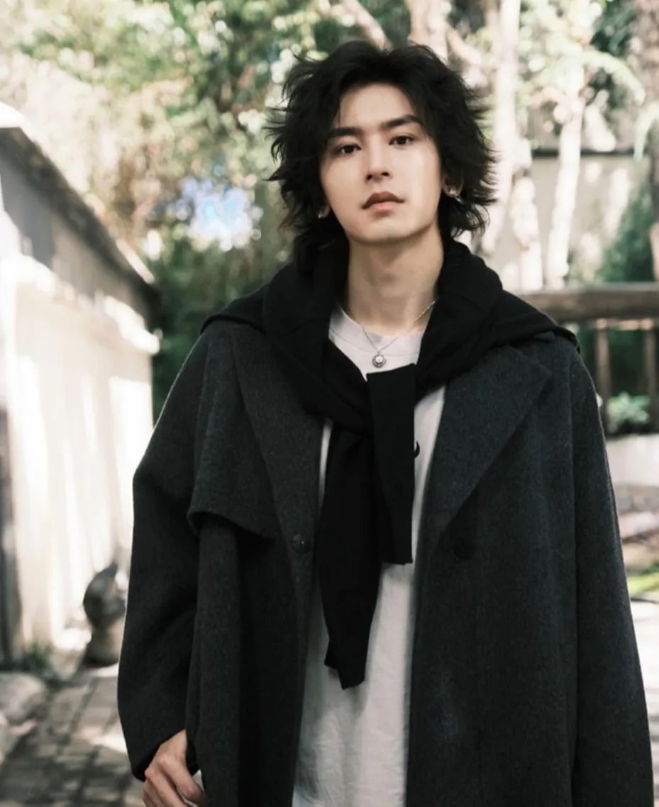 張哲瀚擠下防彈 V 榮登百大帥哥榜首！遭封殺 3 年反而更紅了！