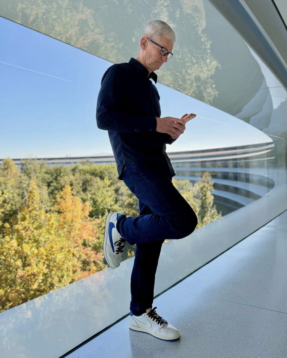 Apple 執行長 Tim Cook 狂砸 295 萬美元買 Nike 股票！逆勢加碼 5 萬股力挺品牌復興