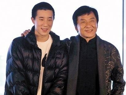 成龍親揭兒子房祖名關係決裂！自認不是好父親：「每次見到他就罵！」