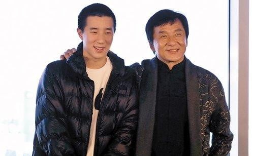 成龍親揭兒子房祖名關係決裂！自認不是好父親：「每次見到他就罵！」