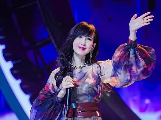 周慧敏演唱會後台攙扶畫面曝光！本人親自回應健康狀況！