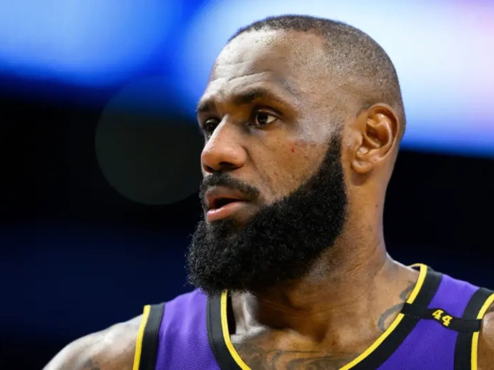 NBA／詹皇在播美國國歌時「練習高爾夫揮桿」惹議！球迷怒批「太不尊重了！」