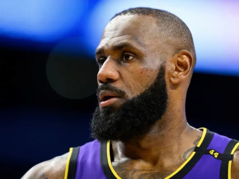 NBA/詹皇在播美國國歌時「練習高爾夫揮桿」惹議!球迷怒批「太不尊重了!」