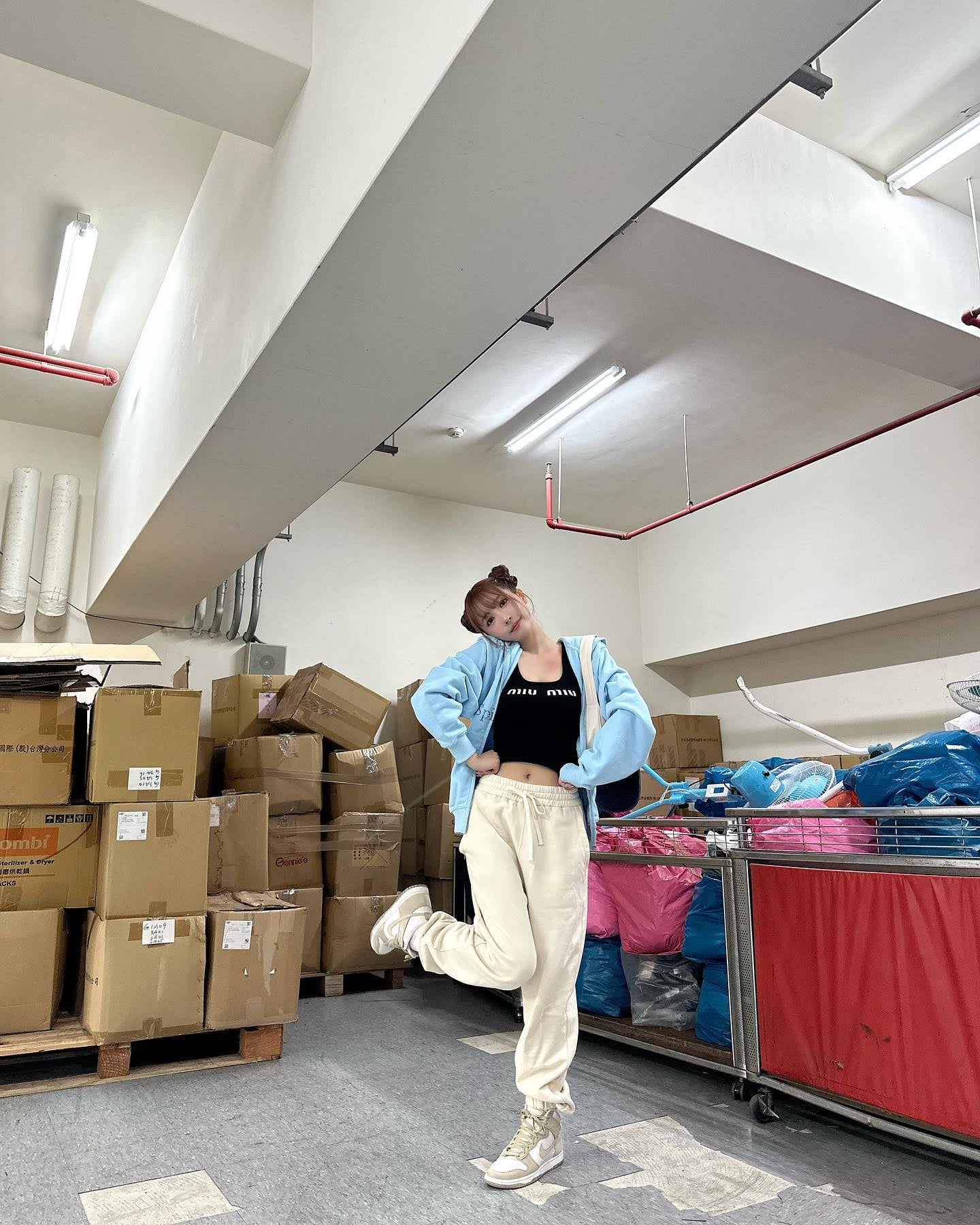 三上悠亞「潮流球鞋」完整盤點！閃電倒勾 2.0、Miu Miu x NB⋯原來女神這麼懂穿！