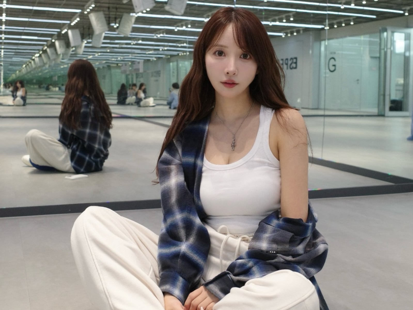 三上悠亞「潮流球鞋」完整盤點！閃電倒勾 2.0、Miu Miu x NB⋯原來女神這麼懂穿！