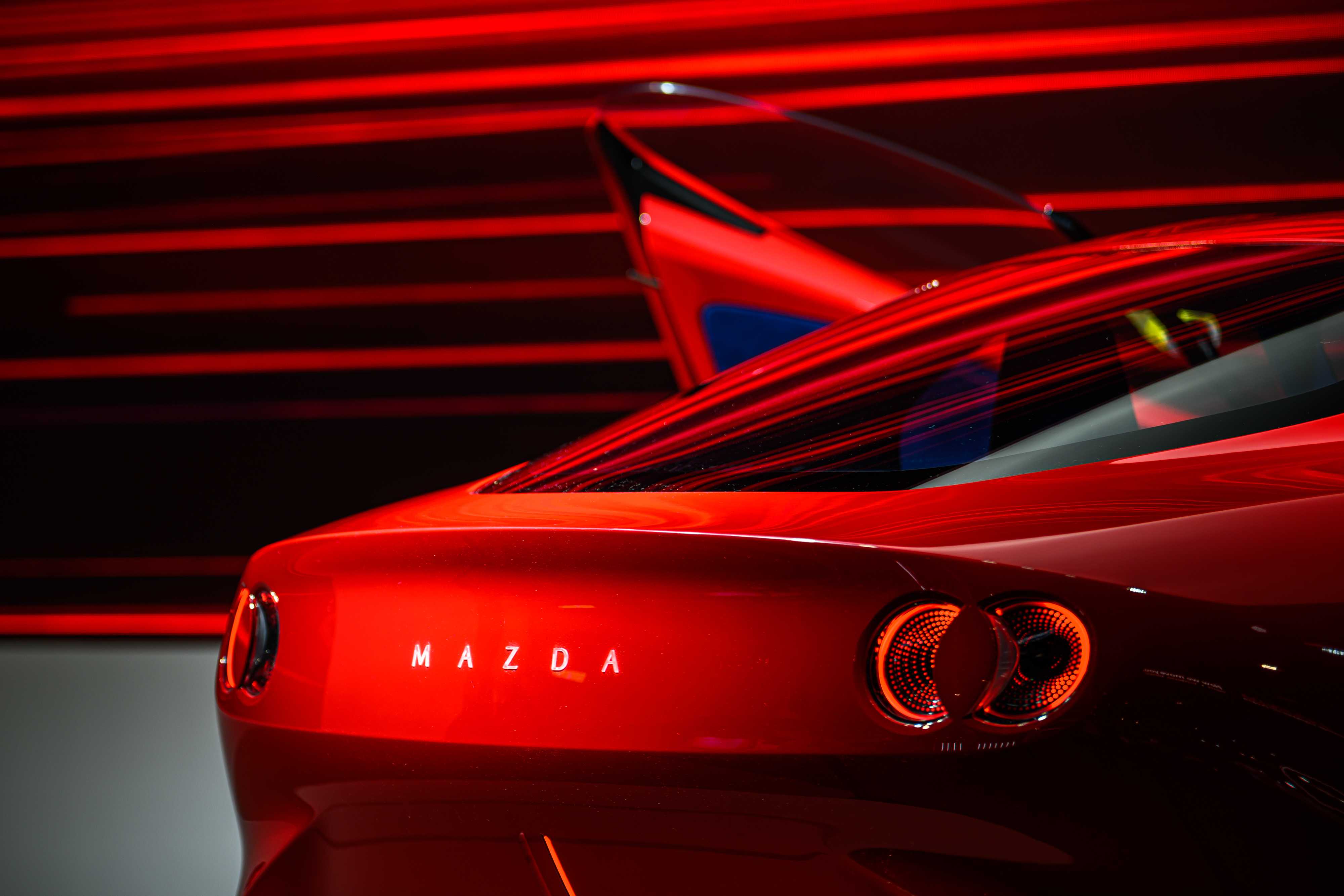 MAZDA ICONIC SP 概念跑車首度登台！27 層紫羅蘭紅車漆、上掀式頭燈⋯規格亮點一次看！