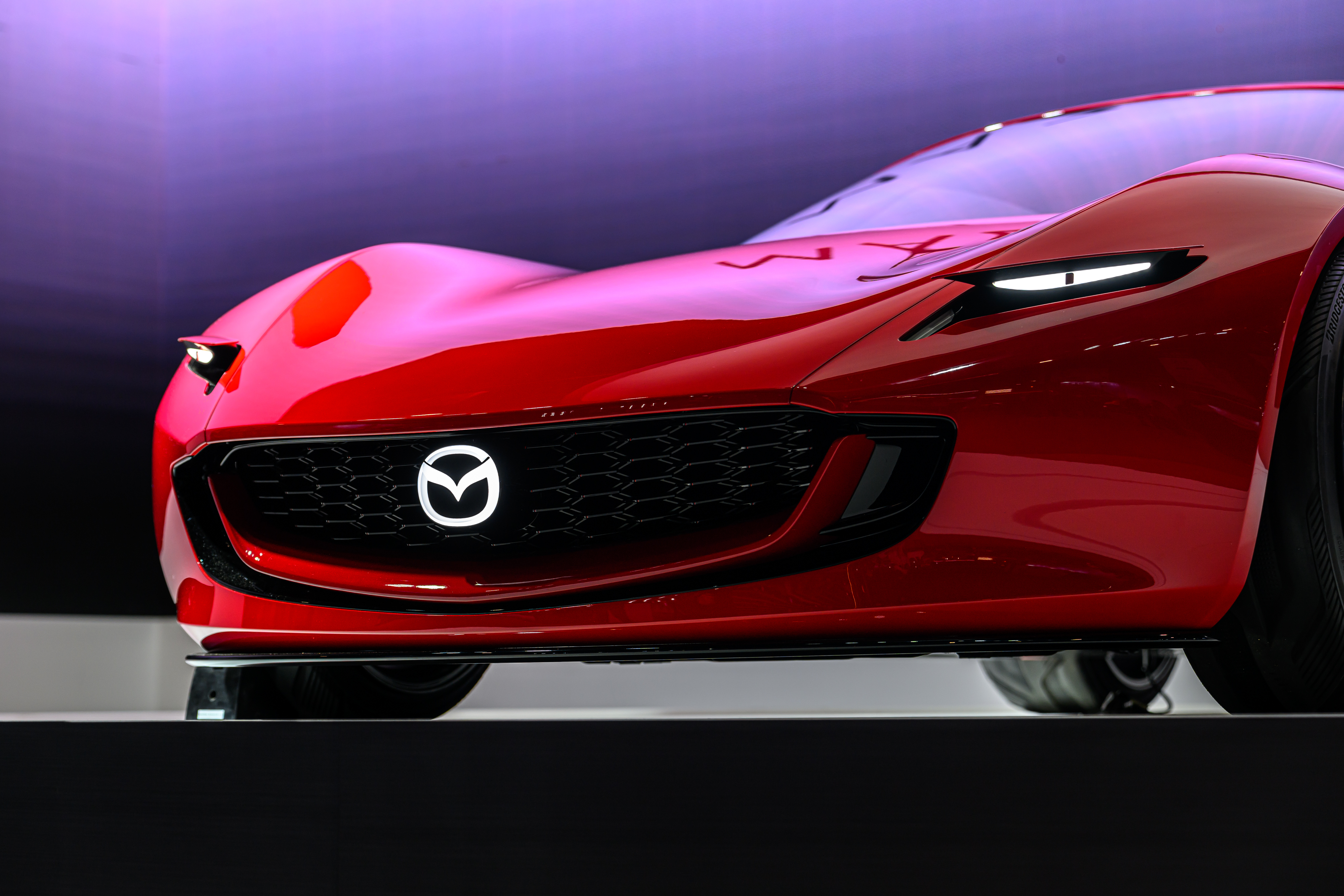 MAZDA ICONIC SP 概念跑車首度登台！27 層紫羅蘭紅車漆、上掀式頭燈⋯規格亮點一次看！