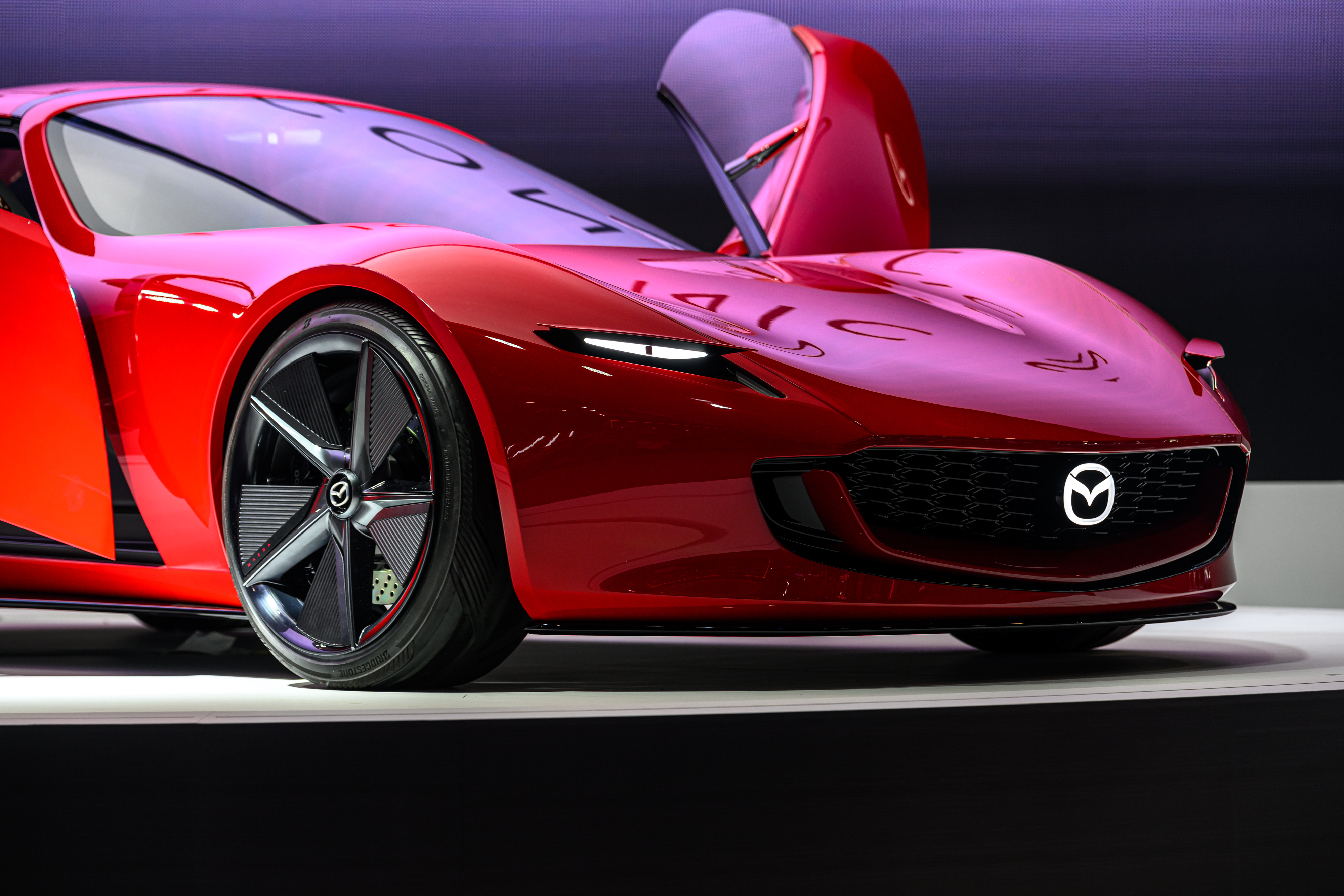 MAZDA ICONIC SP 概念跑車首度登台！27 層紫羅蘭紅車漆、上掀式頭燈⋯規格亮點一次看！