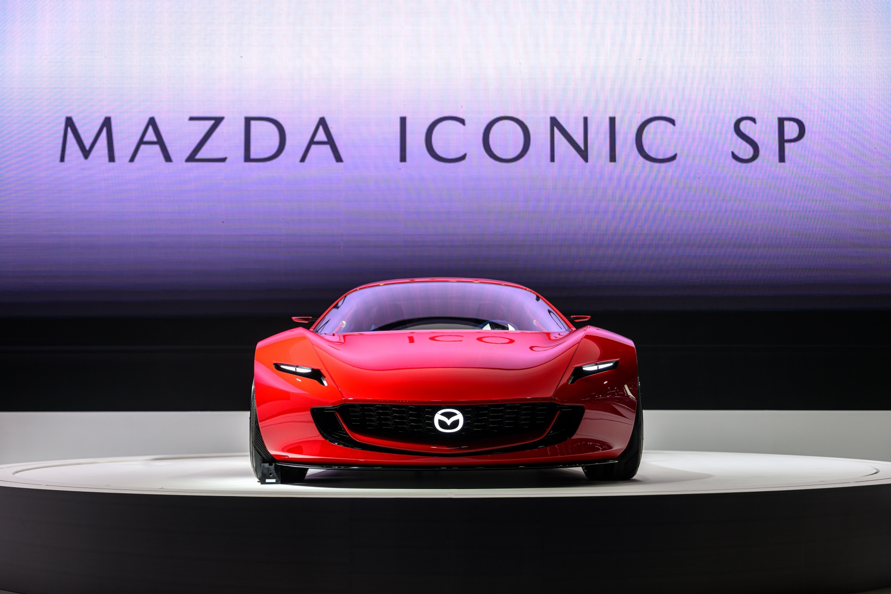 MAZDA ICONIC SP 概念跑車首度登台！27 層紫羅蘭紅車漆、上掀式頭燈⋯規格亮點一次看！