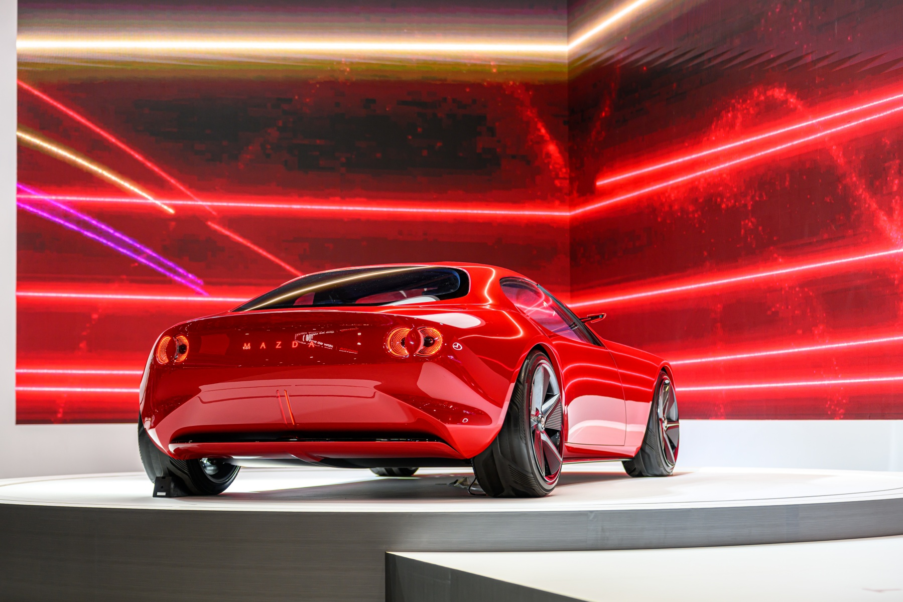 MAZDA ICONIC SP 概念跑車首度登台！27 層紫羅蘭紅車漆、上掀式頭燈⋯規格亮點一次看！