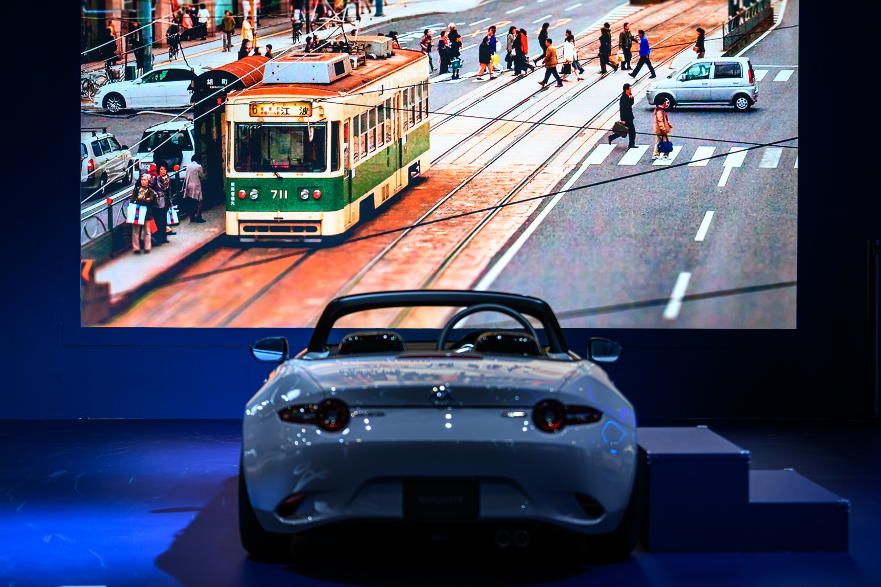 MAZDA ICONIC SP 概念跑車首度登台！27 層紫羅蘭紅車漆、上掀式頭燈⋯規格亮點一次看！