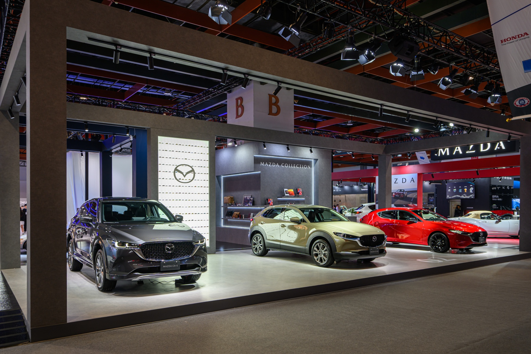 MAZDA ICONIC SP 概念跑車首度登台！27 層紫羅蘭紅車漆、上掀式頭燈⋯規格亮點一次看！