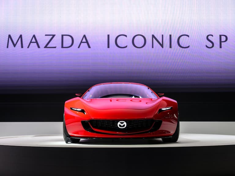 MAZDA ICONIC SP 概念跑車首度登台!27 層紫羅蘭紅車漆、上掀式頭燈⋯規格亮點一次看!