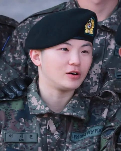 SEVENTEEN WOOZI 入伍爆爭議！遭上級請託動員歌手無償獻唱，軍方回應引網怒  ！