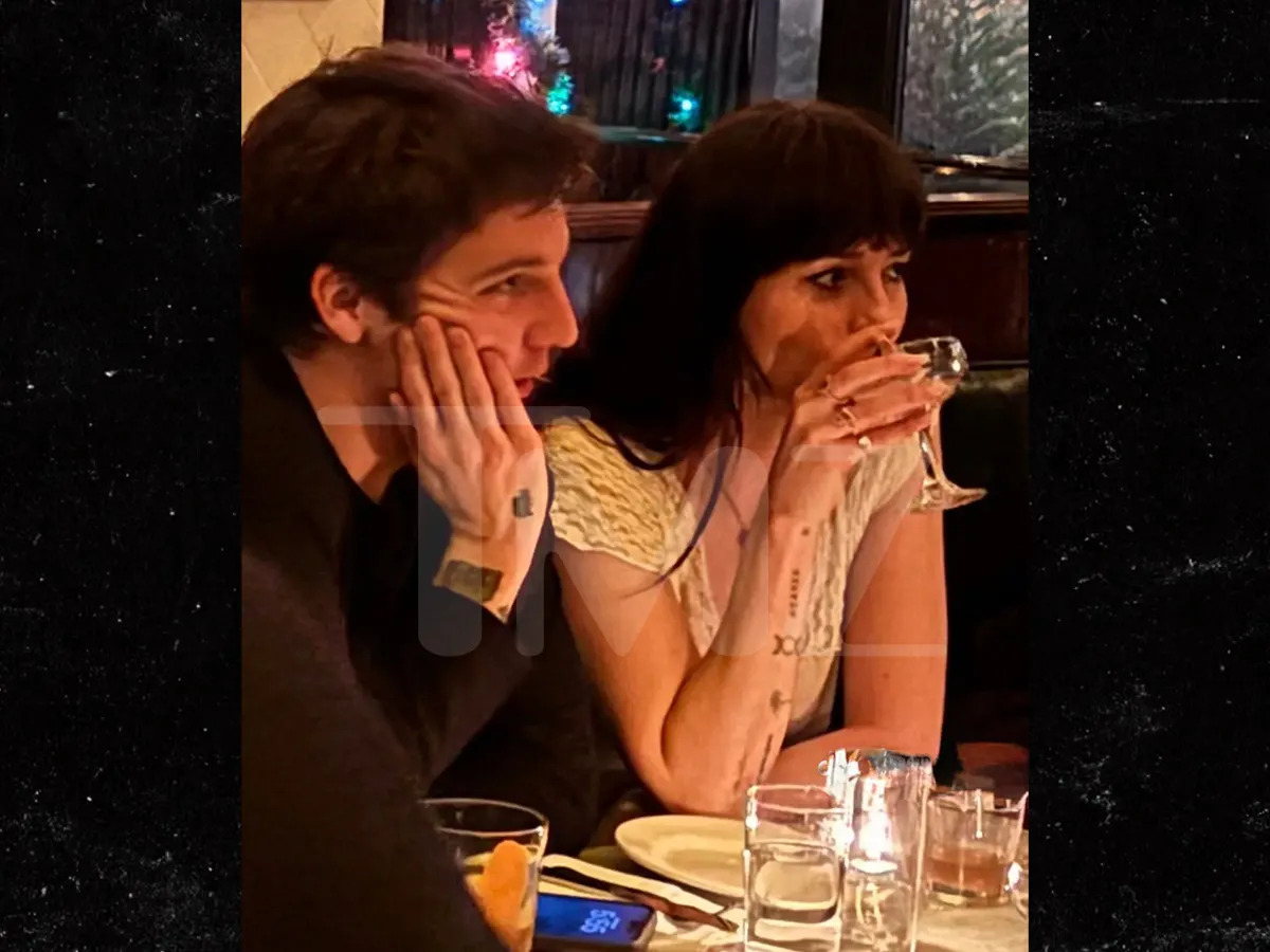 達珂塔強生 Dakota Johnson 克里斯馬汀分手爆新歡！被目擊和歌手 Role Model 約會！