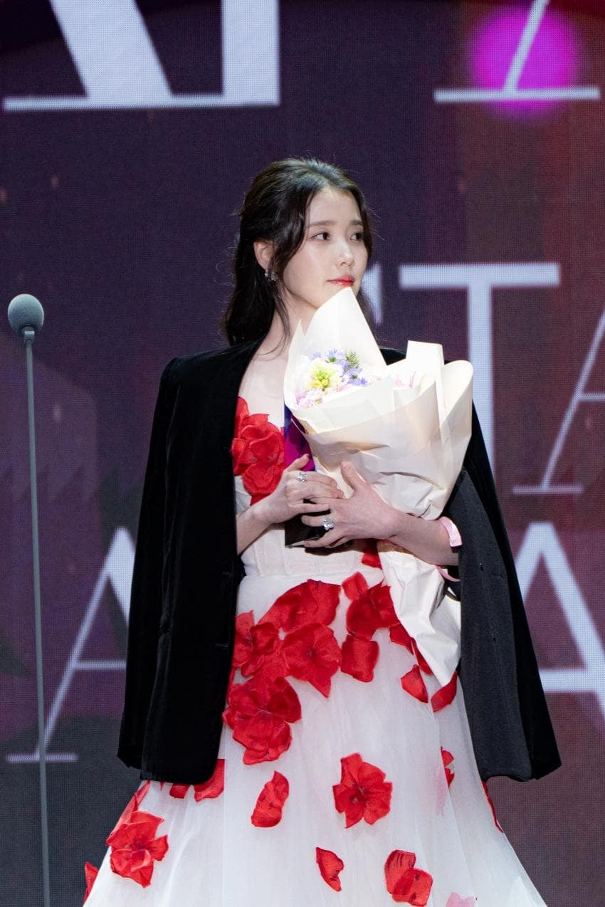 IU 李知恩《苦盡柑來遇見你》奪 APAN 大賞！感謝劇組全體成員：「獎項不僅屬於個人！」