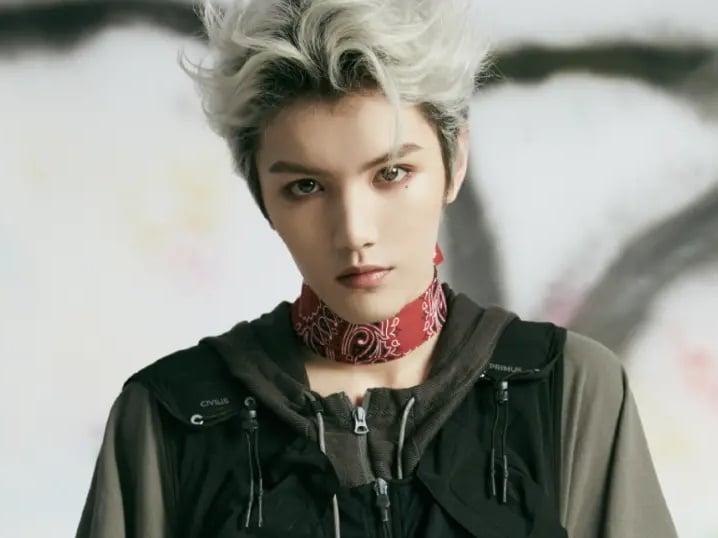 靈超遭私生飯貼臉拍照！怒摔手機畫面曝光，經紀公司緊急回應！