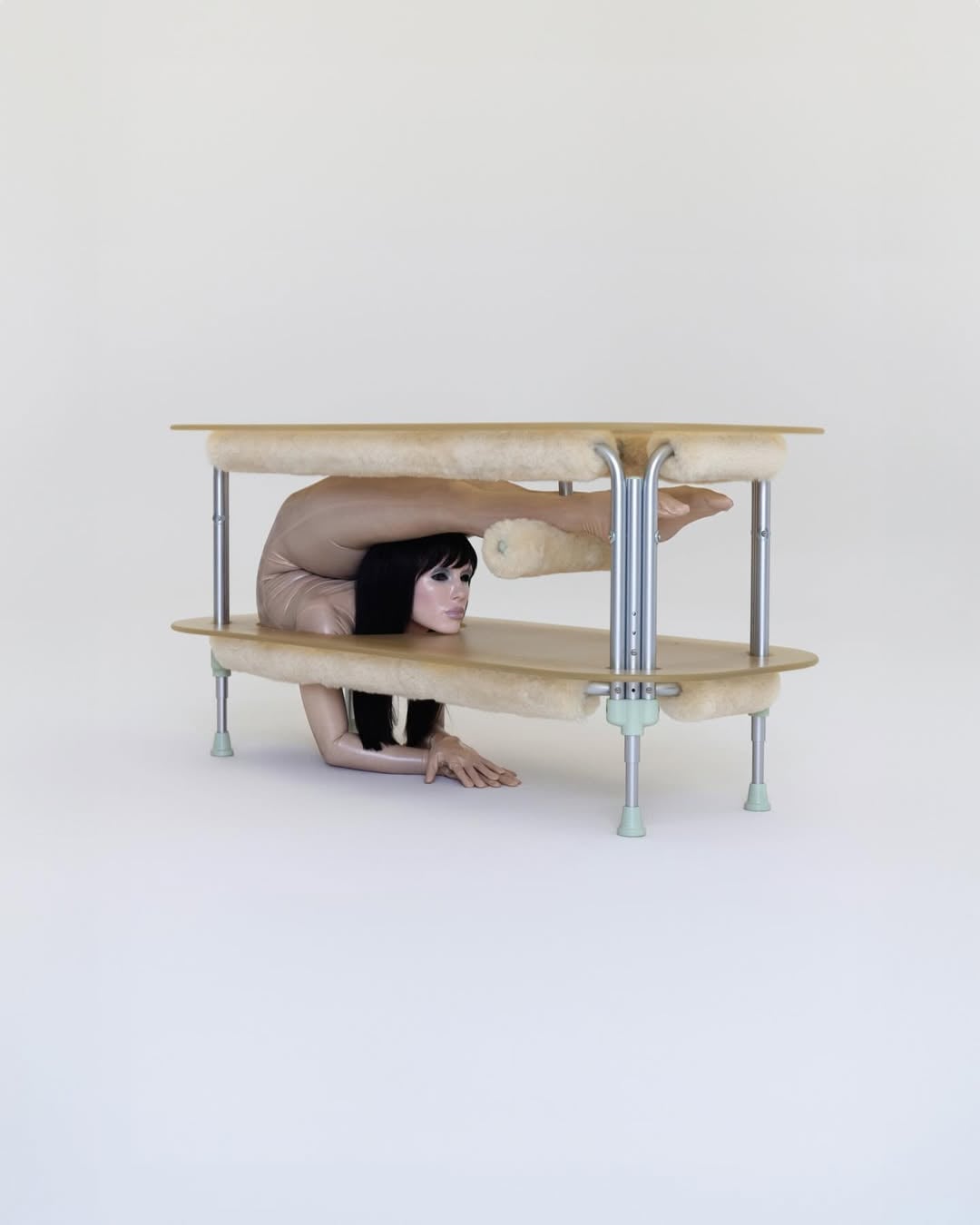 Kanye West 妻子 Bianca 首場表演藝術《BIO POP》炸裂！紅色乳膠連身衣搭「人體家具」引兩極討論！