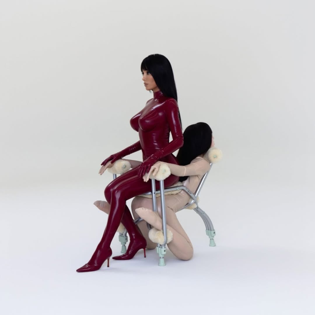 Kanye West 妻子 Bianca 首場表演藝術《BIO POP》炸裂！紅色乳膠連身衣搭「人體家具」引兩極討論！