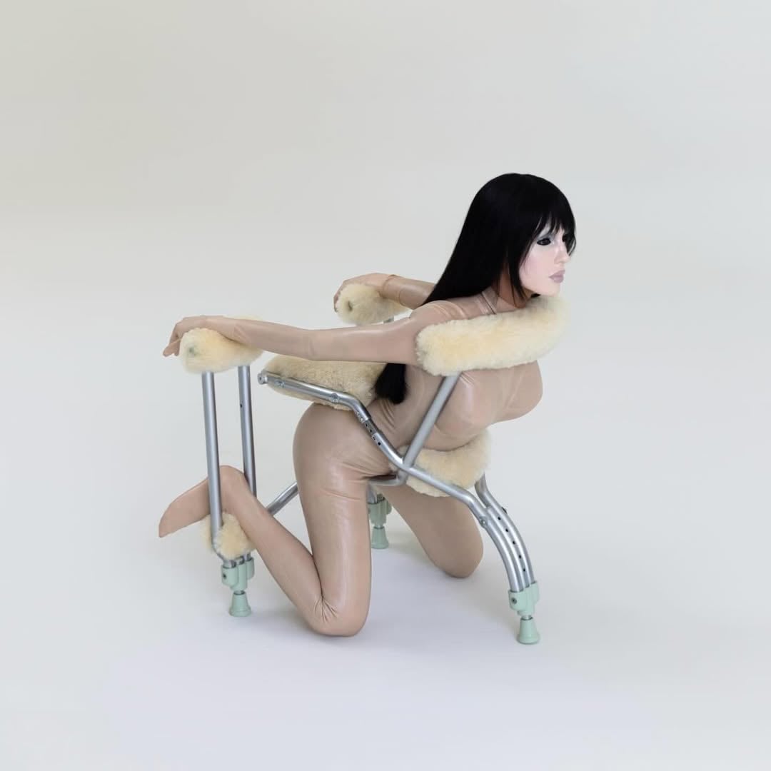 Kanye West 妻子 Bianca 首場表演藝術《BIO POP》炸裂！紅色乳膠連身衣搭「人體家具」引兩極討論！