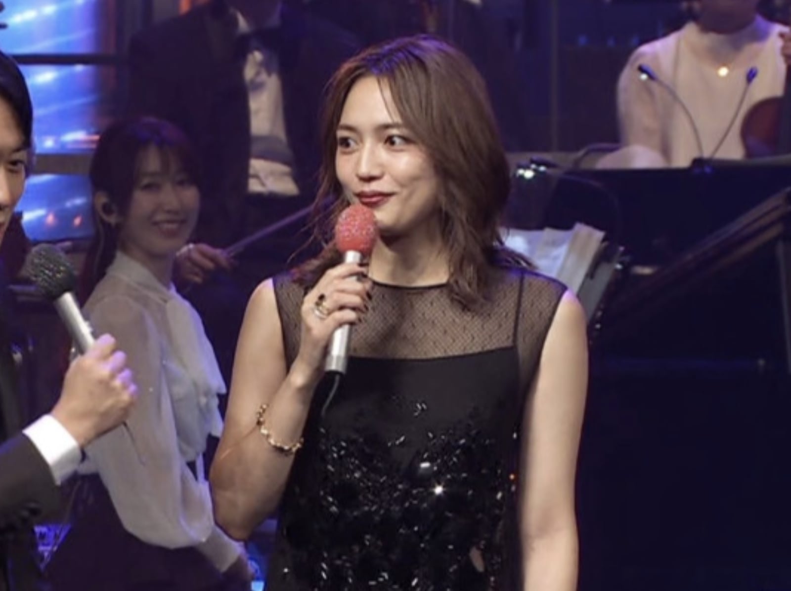 川口春奈身高 166 露背透視禮服直開腰部！搭檔主持人起鬨全場嗨翻！