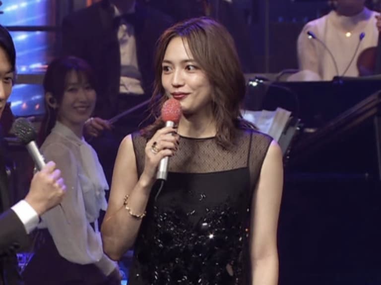 川口春奈身高 166 露背透視禮服直開腰部！搭檔主持人起鬨全場嗨翻！