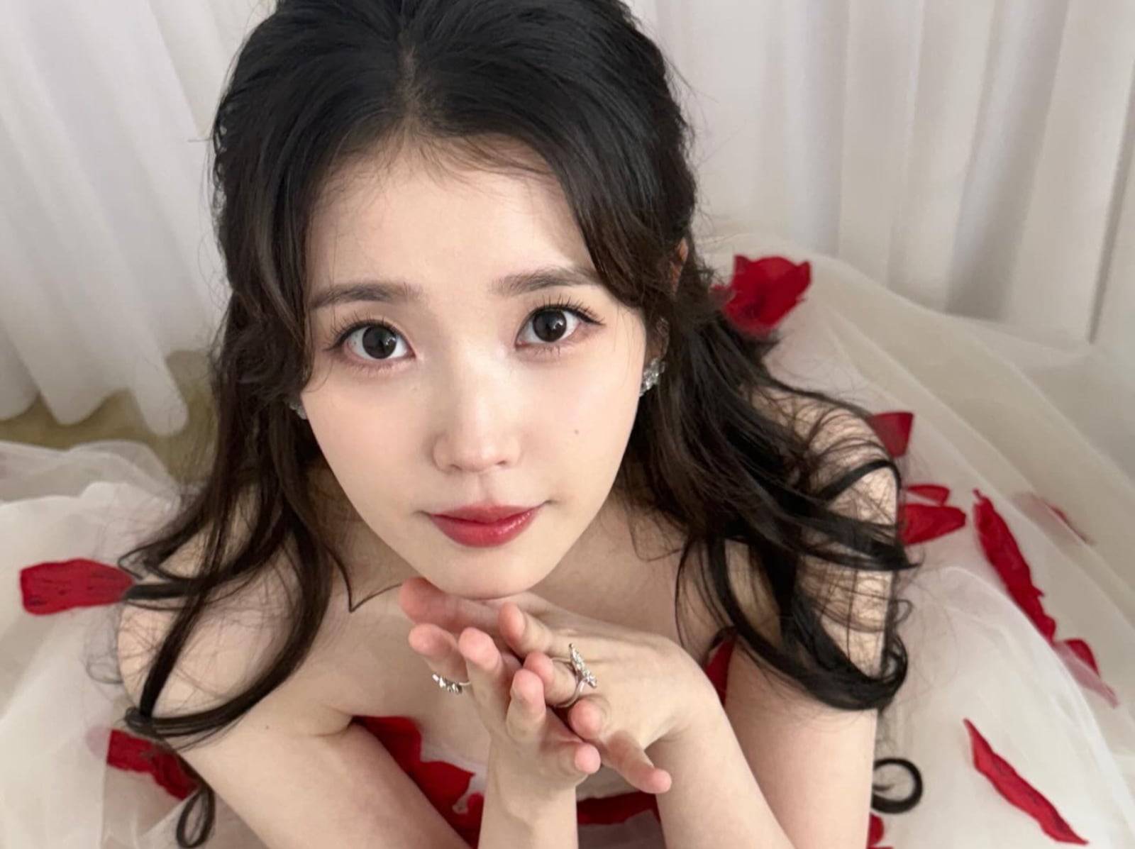 IU 李知恩攜粉絲名義捐出 2 億做公益！網讚：「不愧是人間天使！」