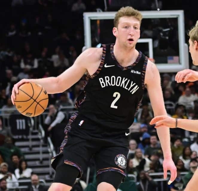 NBA／籃網新秀 Danny Wolf 投籃沒碰框砸在 KD 臉上！KD 無情開噴「你投這什麼垃圾球？」