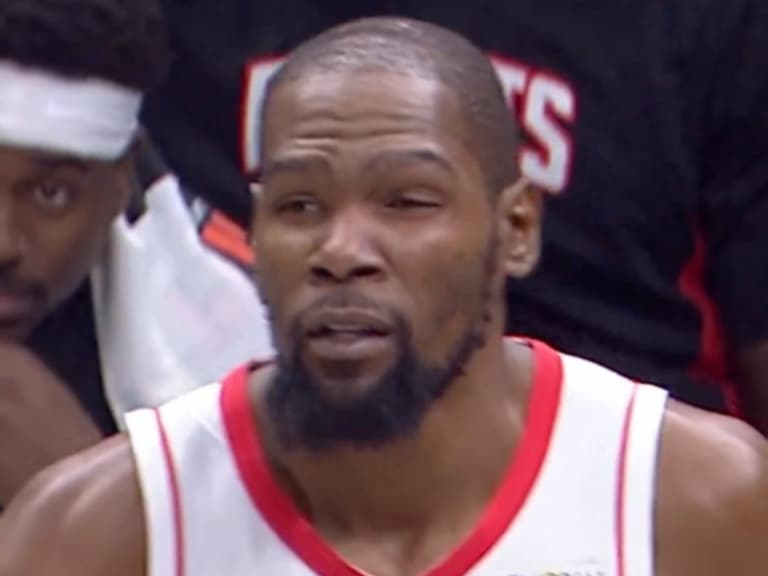 NBA／籃網新秀 Danny Wolf 投籃沒碰框砸在 KD 臉上！KD 無情開噴「你投這什麼垃圾球？」