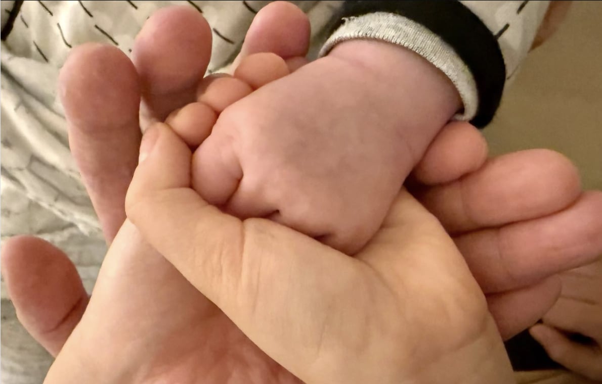 古巨基 57 歲妻高齡產子！元旦報喜二兒子出世、Kuson 升格當哥哥！